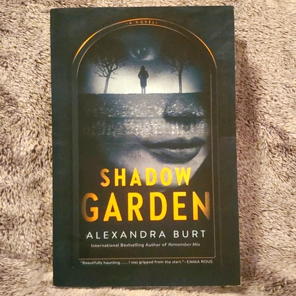 Shadow Garden. 📚 - Picture 1 of 7